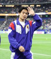 Ｗ杯のスウェーデン戦後、サポーターに手を振る上田綺世＝６月２５日、ダラススタジアム
