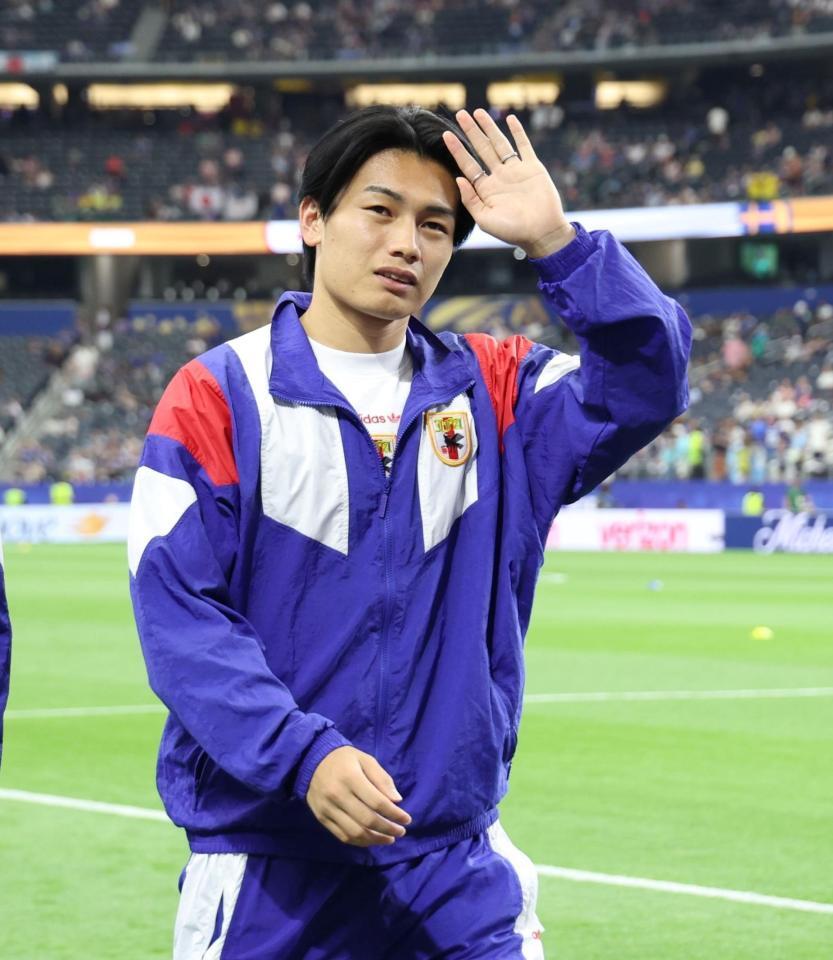 Ｗ杯のスウェーデン戦後、サポーターに手を振る上田綺世＝６月２５日、ダラススタジアム