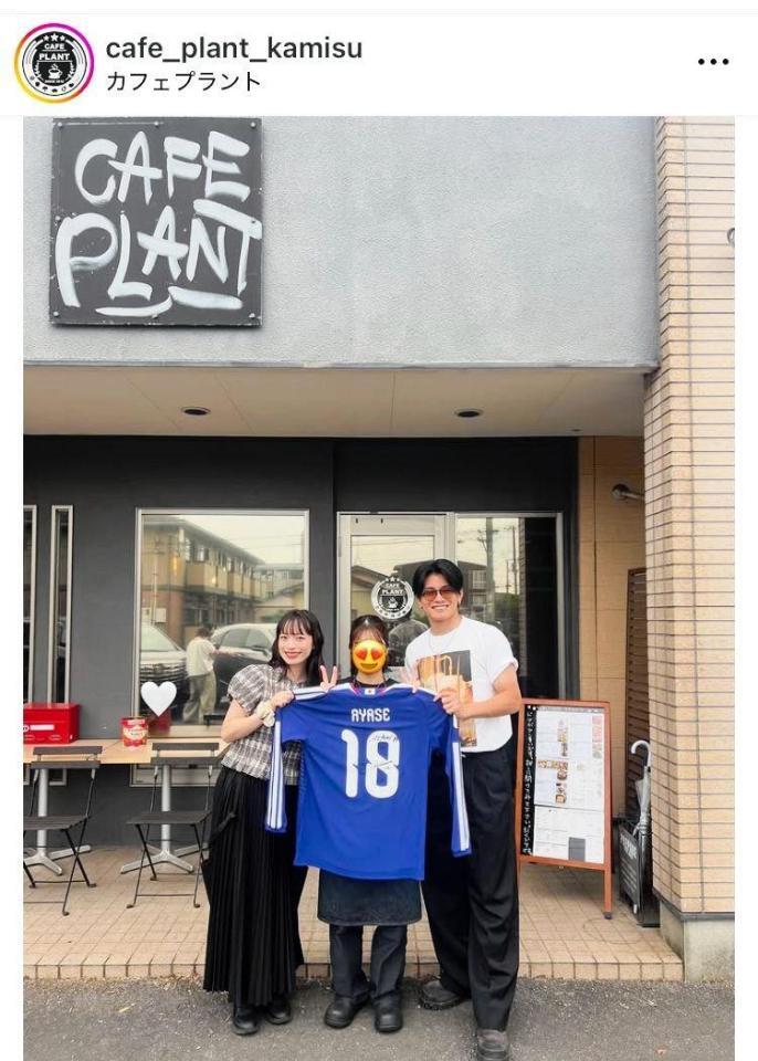 上田綺世夫妻。「カフェプラント」の公式インスタグラム＠ｃａｆｅ＿ｐｌａｎｔ＿ｋａｍｉｓｕ（７月１７日付）より