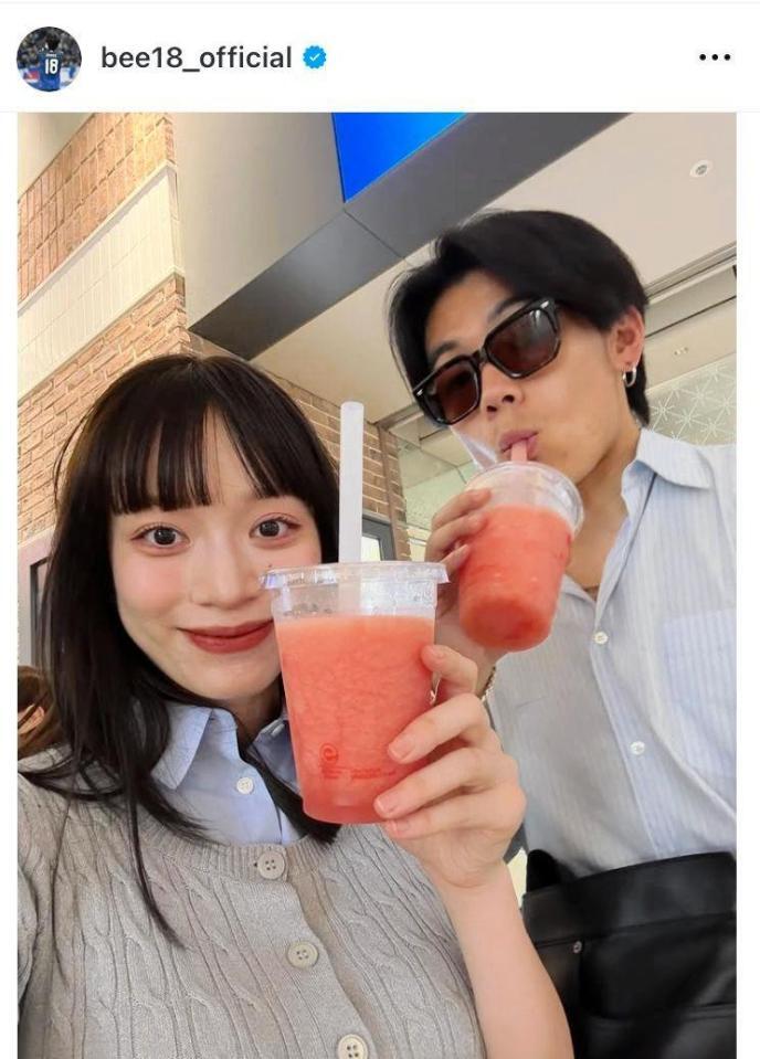 妻の由布菜月と。上田綺世のインスタグラム＠ｂｅｅ１８＿ｏｆｆｉｃｉａｌ（５月２４日付）より