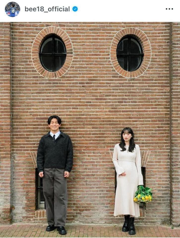 妻の由布菜月と。上田綺世のインスタグラム＠ｂｅｅ１８＿ｏｆｆｉｃｉａｌ（１月１０日付）より
