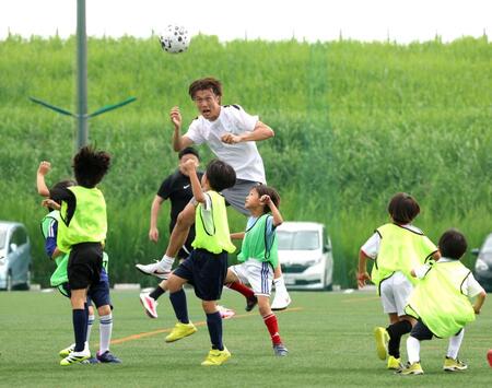 こどもたちとのゲームでヘディングシュートを披露する小川航基（中央）＝撮影・西岡正