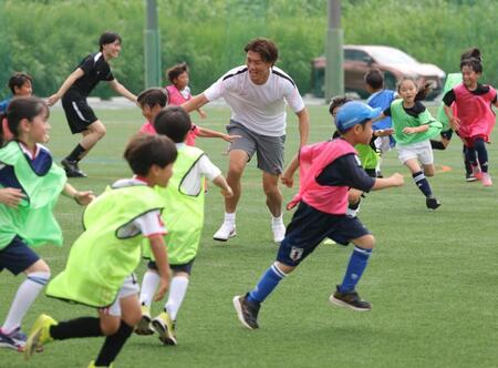 鬼ごっこでこどもたちと触れ合う小川航基（中央）＝撮影・西岡正