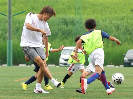 こどもたちとのゲームでシュートを決める小川航基（撮影・西岡正）