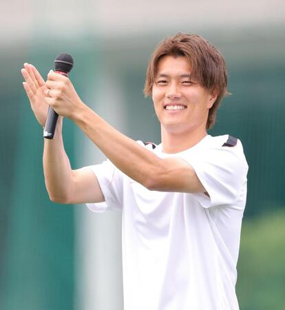 サッカークリニックに登場する小川航基（撮影・西岡正）