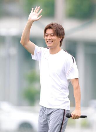 サッカークリニックに登場する小川航基（撮影・西岡正）