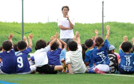 サッカークリニックでこどもたちに話す小川航基＝しんよこフットボールパーク（撮影・西岡正）
