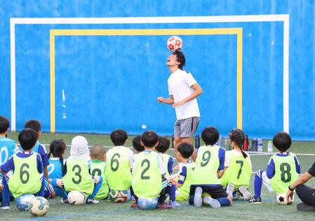 お手本を見せる中村敬斗（撮影・石井剣太郎）