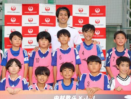 子どもたちと記念撮影する中村敬斗（中央）＝撮影・石井剣太郎
