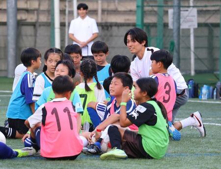 子どもたちと話す中村敬斗（右奥）＝撮影・石井剣太郎