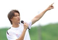 サッカークリニックでこどもたちに話しかける小川航基（撮影・西岡正）