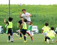 こどもたちとのゲームでヘディングシュートを披露する小川航基（中央）＝撮影・西岡正