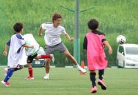 子どもたちとのゲームでヘディングシュートを決める小川航基（中央）＝撮影・西岡正
