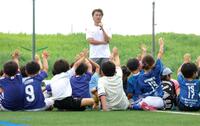 サッカークリニックでこどもたちに話す小川航基＝しんよこフットボールパーク（撮影・西岡正）