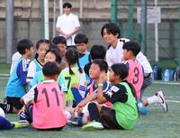 子どもたちと話す中村敬斗（右奥）＝撮影・石井剣太郎