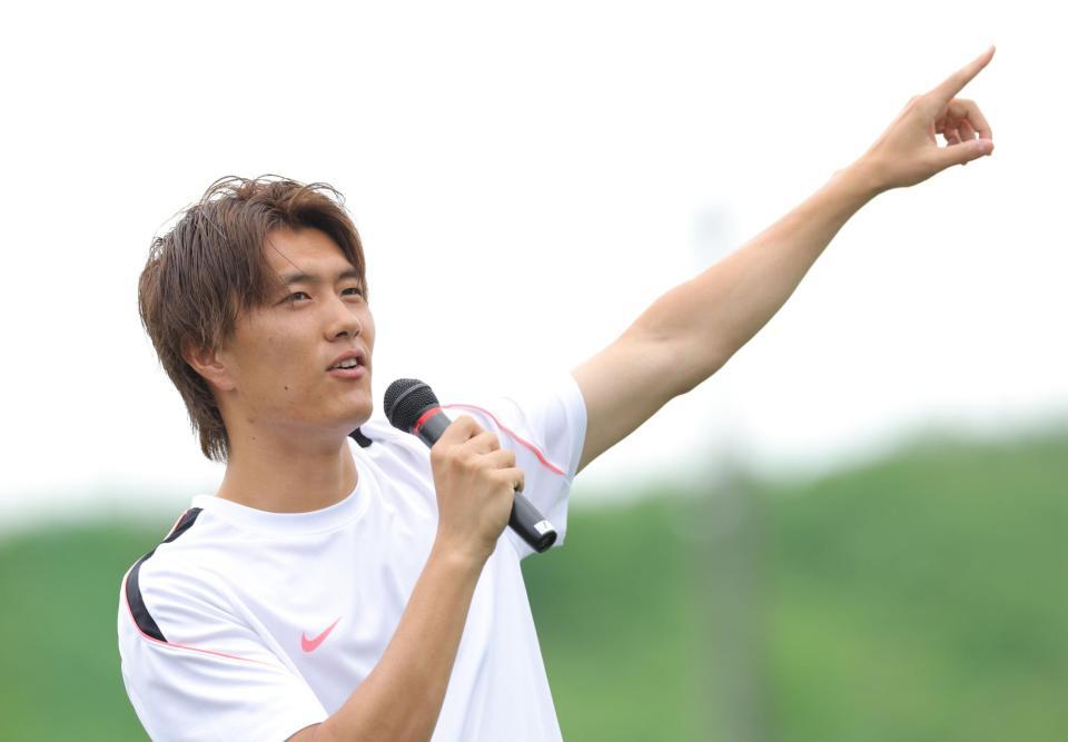 サッカークリニックでこどもたちに話しかける小川航基（撮影・西岡正）