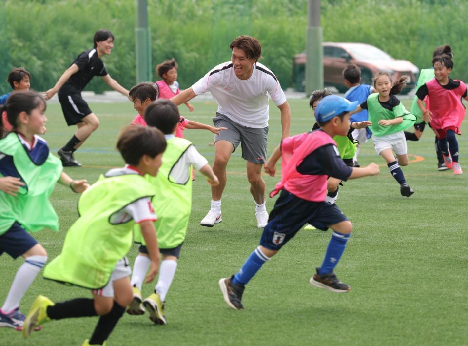 鬼ごっこでこどもたちと触れ合う小川航基（中央）＝撮影・西岡正