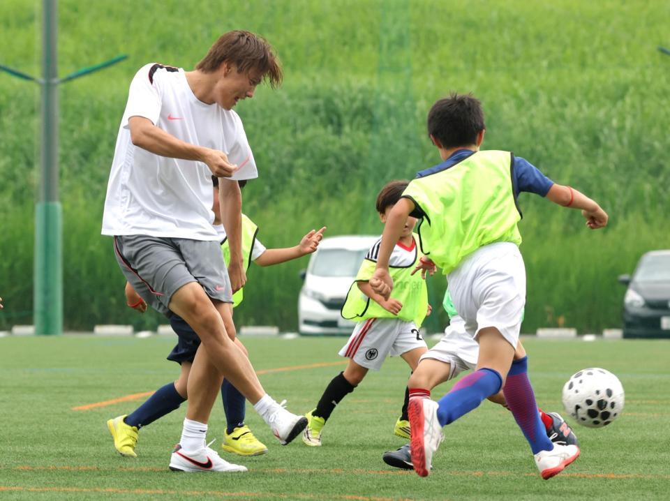 こどもたちとのゲームでシュートを決める小川航基（撮影・西岡正）