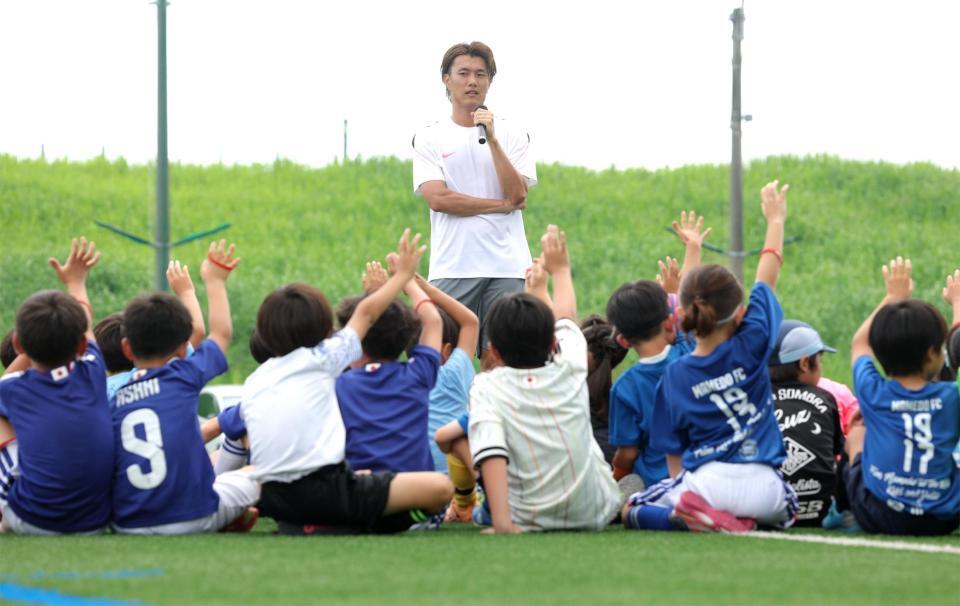 サッカークリニックでこどもたちに話す小川航基＝しんよこフットボールパーク（撮影・西岡正）
