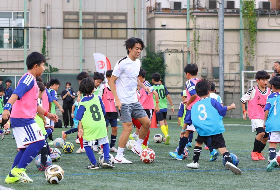 子どもたちを指導する中村敬斗（中央）＝撮影・石井剣太郎