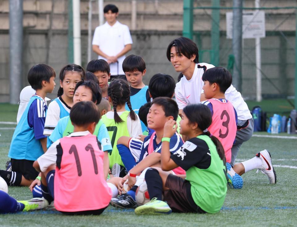 子どもたちと話す中村敬斗（右奥）＝撮影・石井剣太郎