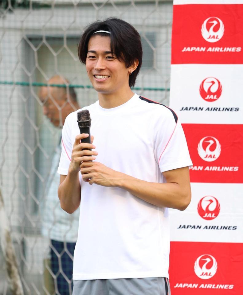 子どもからの質問に笑顔を見せる中村敬斗（撮影・石井剣太郎）