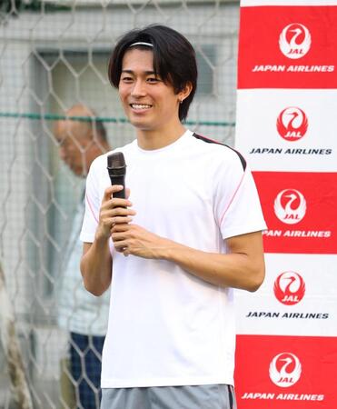 子どもからの質問に笑顔を見せる中村敬斗（撮影・石井剣太郎）