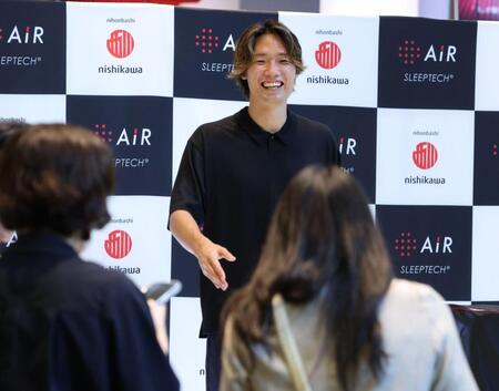 サポーターと笑顔で交流する板倉滉（撮影・金田祐二）