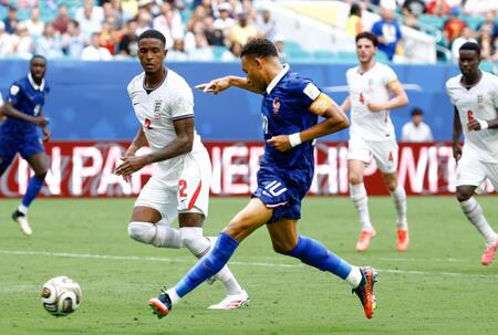 後半、ゴールを決めるフランスのエムバペ（手前）＝共同