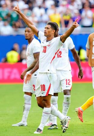 試合終了間際、チーム６点目のゴールを決め喜ぶイングランドのベリンガム（１０）＝共同
