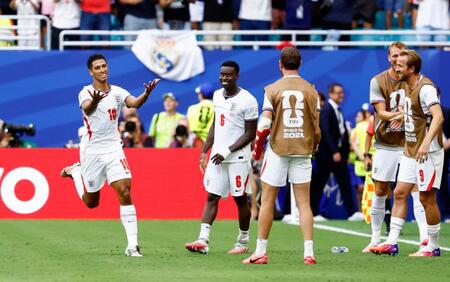試合終了間際、チーム６点目のゴールを決め喜ぶイングランドのベリンガム（左端）＝共同