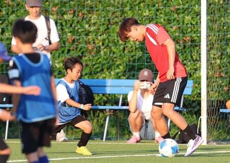 サッカーを楽しむ久保建英（撮影・佐々木彰尚）