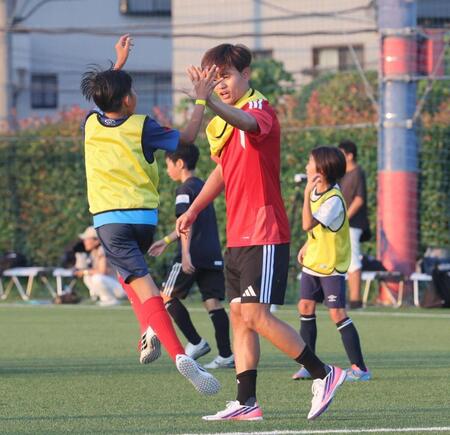 タッチをする久保建英（撮影・佐々木彰尚）
