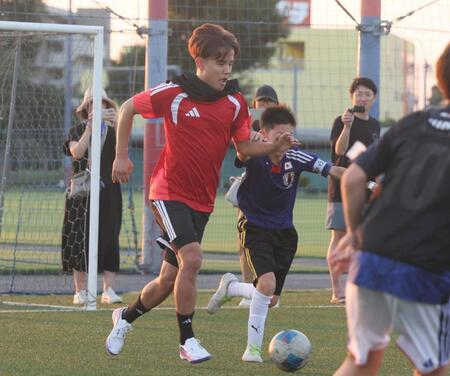 子どもたちとサッカーを楽しむ久保建英（撮影・佐々木彰尚）