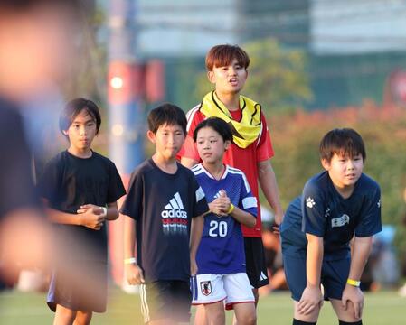 サッカーを楽しむ久保建英（撮影・佐々木彰尚）