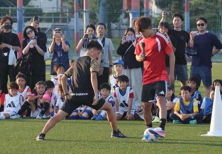 テクニックを披露する久保建英（撮影・佐々木彰尚）