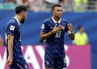イングランドのブカヨ・サカに４点目を決められ、落胆した様子のフランス代表キリアン・エムバペ（右）＝写真提供・Ｉｍａｇｎ／ロイター／アフロ