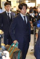 事前合宿を行うメキシコのモンテレイに出発する中村敬斗＝２０２６年６月２日、成田空港