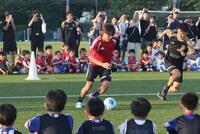 ドリブルを披露する久保建英＝東京・ＦＣ東京小平グラウンド（撮影・佐々木彰尚）