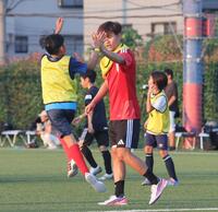 タッチをする久保建英（撮影・佐々木彰尚）