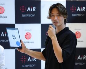 抽選会で笑顔の板倉滉（撮影・金田祐二）