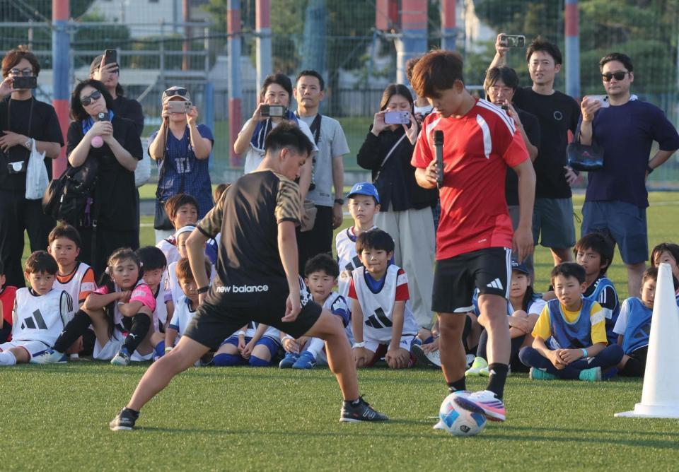テクニックを披露する久保建英（撮影・佐々木彰尚）