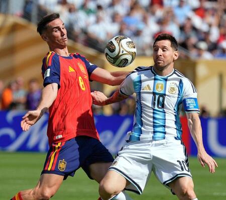 後半、競り合うアルゼンチンのメッシ（右）とスペインのルイス（共同）