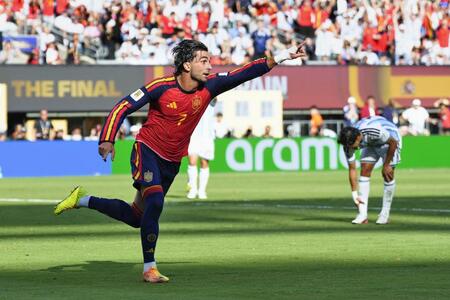 延長後半、先制ゴールを決め駆け出すスペインのトーレス（提供・共同通信社）
