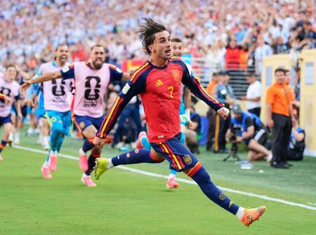 延長後半、決勝ゴールを決め、喜ぶスペインのトレス（中央）＝共同