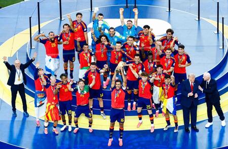延長の末にアルゼンチンを破り４大会ぶり２度目の優勝を果たし、喜ぶスペインの選手たち。中央下はトロフィーを掲げるロドリ＝ニューヨーク（共同）