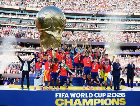 サッカーＷ杯北中米３カ国大会決勝で、アルゼンチンを延長の末に破り４大会ぶり２度目の優勝を果たしたスペイン。中央はトロフィーを掲げるロドリ＝19日、ニューヨーク（共同）
