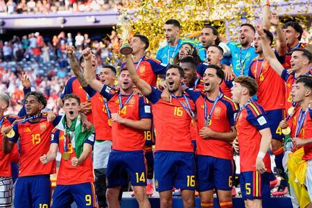 延長の末にアルゼンチンを破り４大会ぶり２度目の優勝を果たし、喜ぶスペインの選手たち。中央はトロフィーを掲げるロドリ＝ニューヨーク（共同）