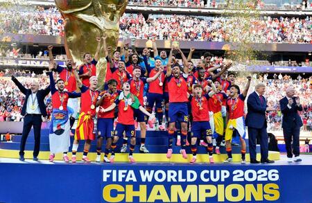 延長の末にアルゼンチンを破り４大会ぶり２度目の優勝を果たし、喜ぶスペインの選手たち。中央はトロフィーを掲げるロドリ＝ニューヨーク（共同）