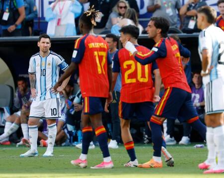 スペイン－アルゼンチン　延長後半、スペインの先制ゴールに肩を落とすアルゼンチンのメッシ（左端）＝ニューヨーク（共同）